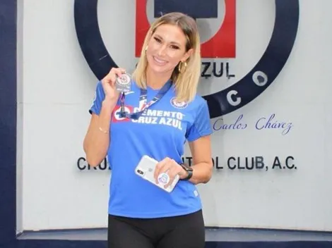 Jeni Summers vivió el partido junto a la mascota de Cruz Azul