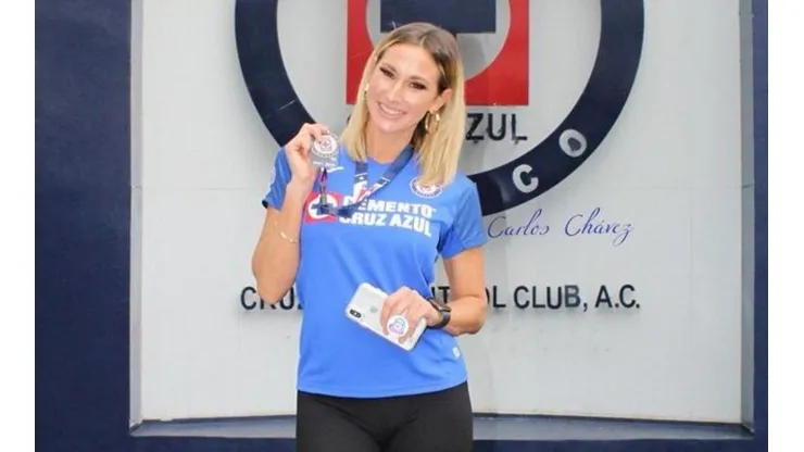Jeni Summers vivió el partido junto a la mascota de Cruz Azul