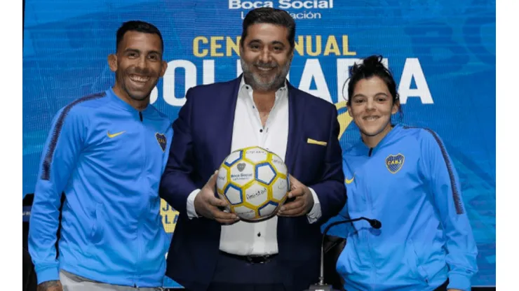 Angelici: "Si gana el oficialismo, Tevez va a seguir en Boca"