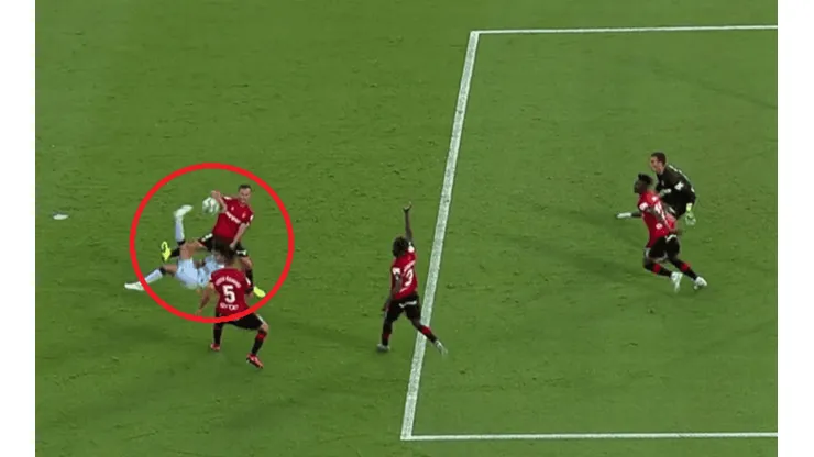 Qué pirueta: Joao Felix tiró una chilena en el área y provocó un penal, pero el VAR anuló todo