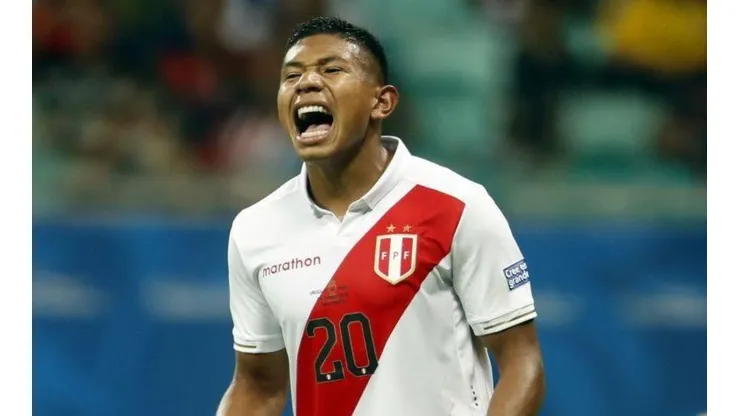 Flores jugó contra Brasil en el último encuentro de Perú.