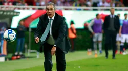 No le sale una: Tomás Boy recibió un tremendo pelotazo en la cara durante el juego ante Pachuca