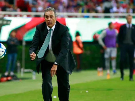 No le sale una: Tomás Boy recibió un tremendo pelotazo en la cara durante el juego ante Pachuca