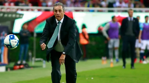 No le sale una: Tomás Boy recibió un tremendo pelotazo en la cara durante el juego ante Pachuca