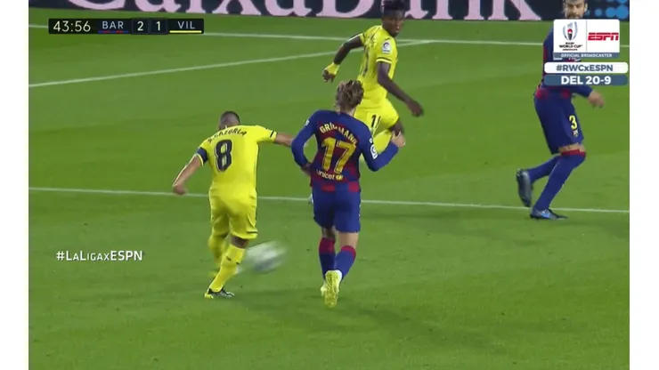 ¡Se pasó! Santi Cazorla sacó un zurdazo desde afuera del área y ter Stegen hizo el resto