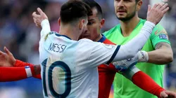 Foto de Gary Medel enfrentando a Lionel Messi.