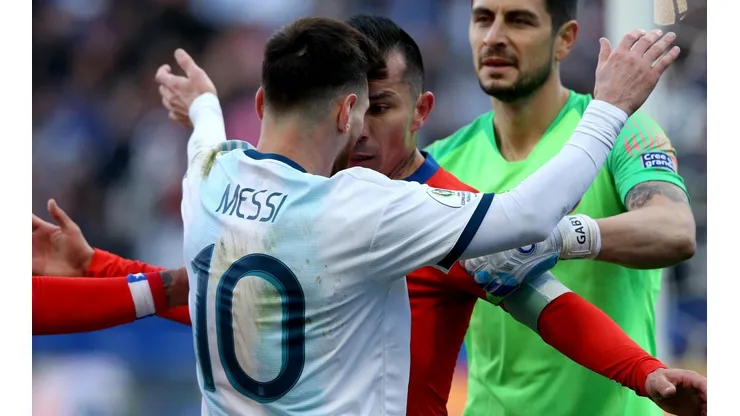 Foto de Gary Medel enfrentando a Lionel Messi.