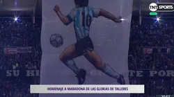 La bandera dedicada a Maradona.