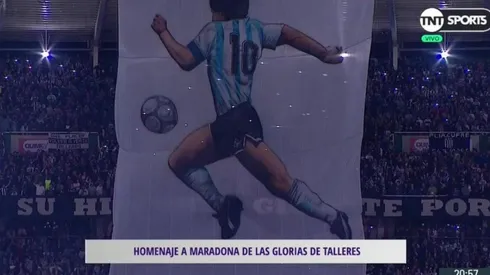 La bandera dedicada a Maradona.