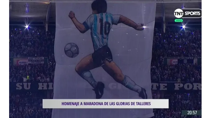 La bandera dedicada a Maradona.
