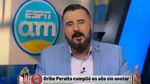 Álvaro Morales trolleó a Oribe Peralta por cumplir un año sin convertir