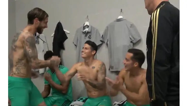 El saludo de James Rodríguez con Sergio Ramos por las 400 victorias del español con el Real Madrid