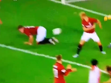 Estaba en el piso, la pelota le rebotó "ahí atrás" y metió el gol en contra más insólito de todos