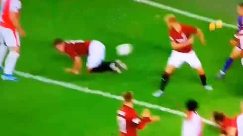 Estaba en el piso, la pelota le rebotó "ahí atrás" y metió el gol en contra más insólito de todos