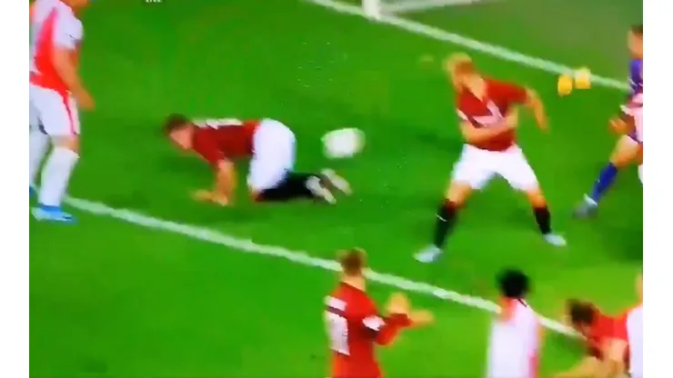 Estaba en el piso, la pelota le rebotó "ahí atrás" y metió el gol en contra más insólito de todos