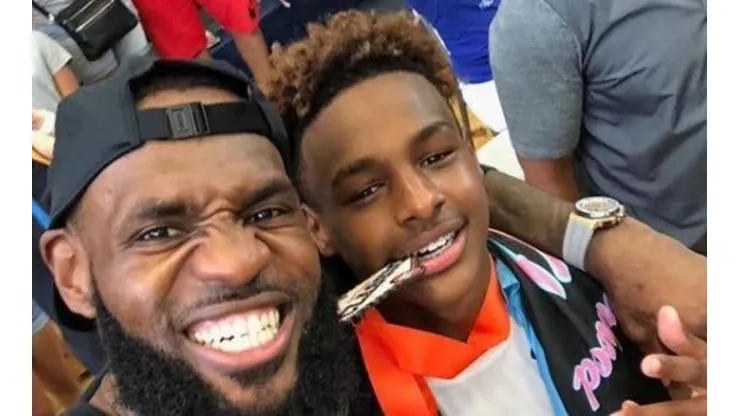 De tal palo, tal astilla: el consejo de LeBron James a su hijo Bronny en pleno partido