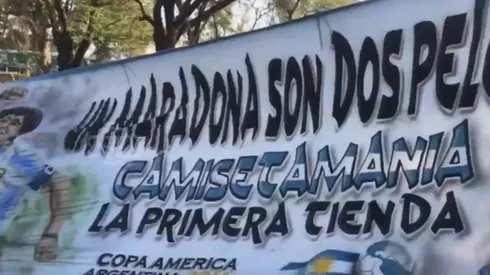 Recibió al Diego en Córdoba con una bandera increíble: "Un Maradona son dos Pelé"