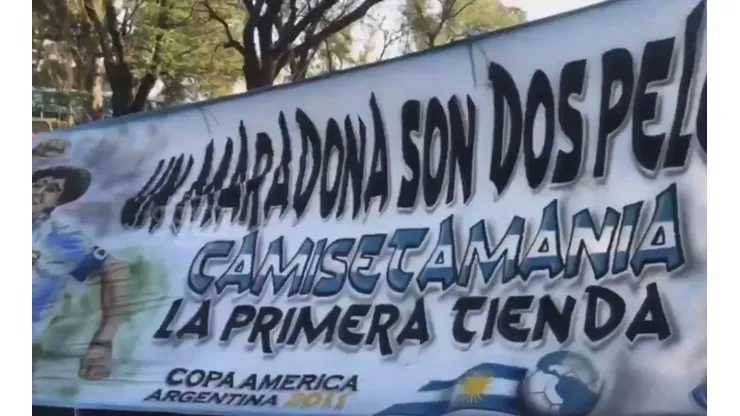 Recibió al Diego en Córdoba con una bandera increíble: "Un Maradona son dos Pelé"