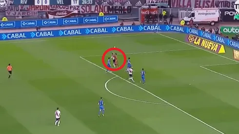 ¿No era penal? Hoyos se llevó puesto a Suárez pero el arbitro no cobró.