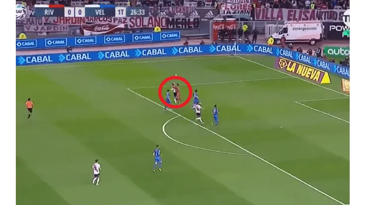 ¿No era penal? Hoyos se llevó puesto a Suárez pero el arbitro no cobró.