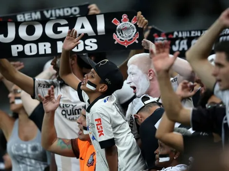 El hincha que usa una camiseta de más de 40 años por cábala