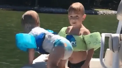 Video viral: la madre le pidió que cuide a su hermano, pero este niño se volvió diabólico