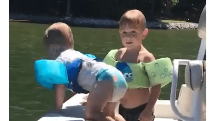 Video viral: la madre le pidió que cuide a su hermano, pero este niño se volvió diabólico