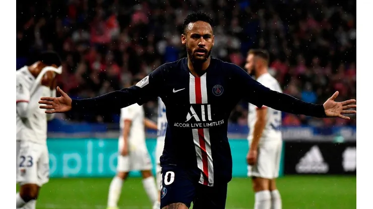Neymar se burló de la defensa del Lyon y ganó el clásico para el PSG en el 86'