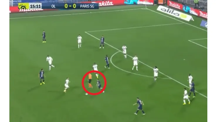 Correte que están jugando: Di María quería controlar la pelota pero en el medio se metió el arbitro