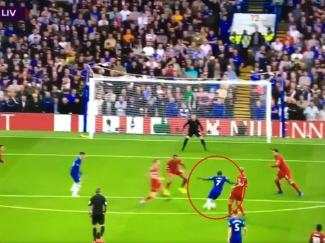 Kanté se metió entre tres jugadores del Liverpool y cuando nadie lo esperaba clavó un golazo