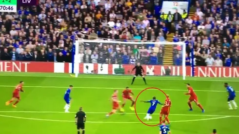 Kanté se metió entre tres jugadores del Liverpool y cuando nadie lo esperaba clavó un golazo