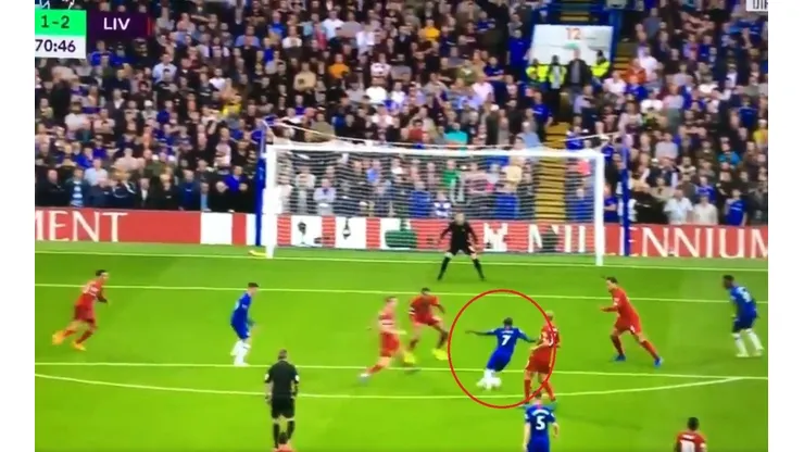 Kanté se metió entre tres jugadores del Liverpool y cuando nadie lo esperaba clavó un golazo