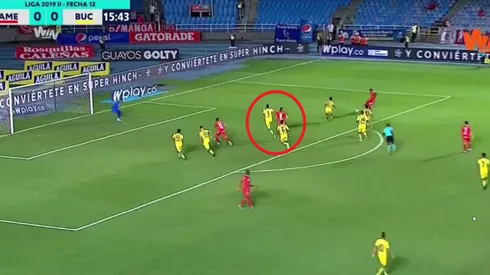 Le metieron un codazo a Michael Rangel en el área y el árbitro ni por enterado