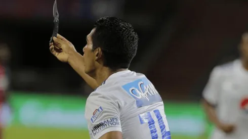 ¡Qué les pasa! Hinchas de Medellín le lanzaron un cuchillo a jugadores de Millonarios