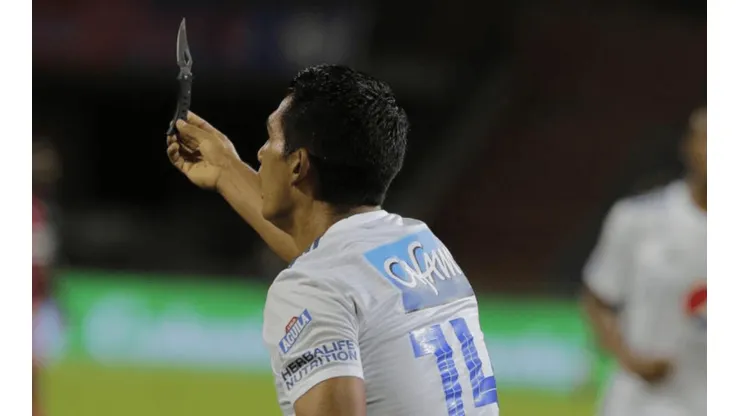 ¡Qué les pasa! Hinchas de Medellín le lanzaron un cuchillo a jugadores de Millonarios