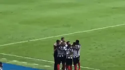 ¡Vaya respaldo! El plantel de Rayados abrazó a Diego Alonso tras el gol