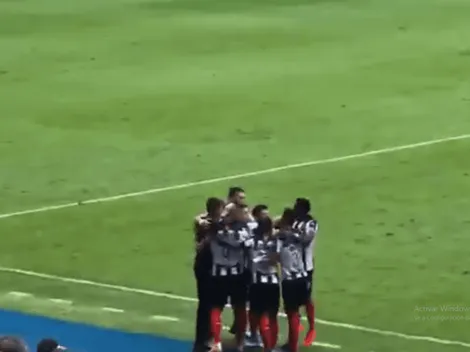 ¡Vaya respaldo! El plantel de Rayados abrazó a Diego Alonso tras el gol