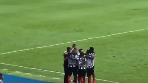 ¡Vaya respaldo! El plantel de Rayados abrazó a Diego Alonso tras el gol