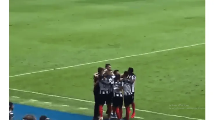 ¡Vaya respaldo! El plantel de Rayados abrazó a Diego Alonso tras el gol