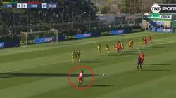 Enorme tiro libre de Rodrigo Gómez.