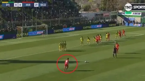 Enorme tiro libre de Rodrigo Gómez.