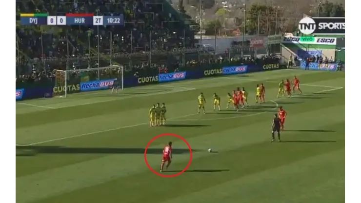 Enorme tiro libre de Rodrigo Gómez.