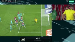 Arturo Vidal metió la mano como si no hubiese VAR y Granada marcó de penal el 2-0