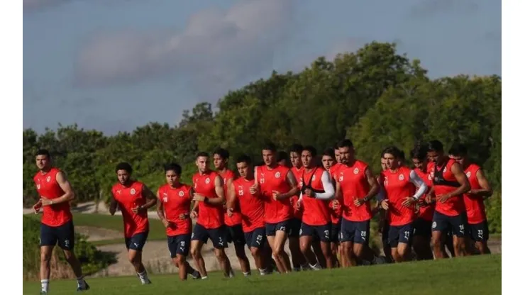 El plantel, durante la pretemporada en Cancún. (Foto: sitio oficial Chivas)