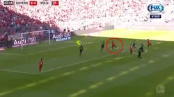 Foto del delantero definiendo.