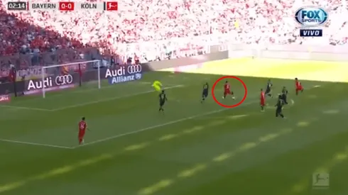 Foto del delantero definiendo.