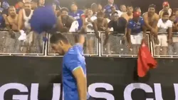 ¿Mala actitud? Captan a Jesús Corona aventando jerseys con 'desprecio'