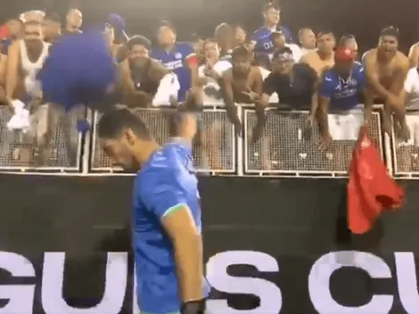 ¿Mala actitud? Captan a Jesús Corona aventando jerseys con 'desprecio'