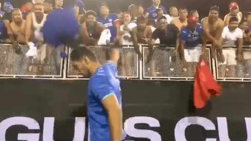 ¿Mala actitud? Captan a Jesús Corona aventando jerseys con 'desprecio'