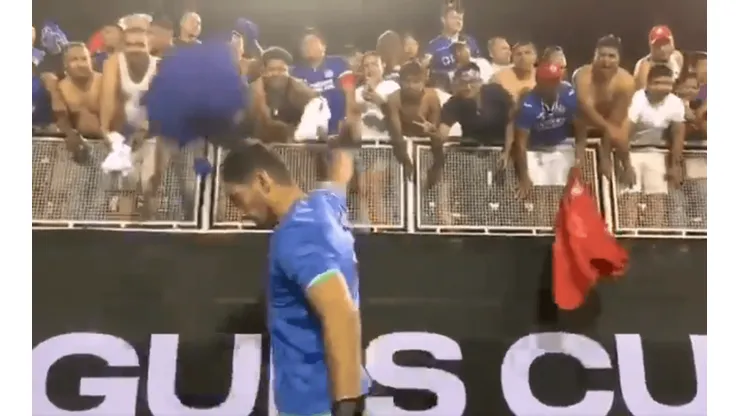 ¿Mala actitud? Captan a Jesús Corona aventando jerseys con 'desprecio'